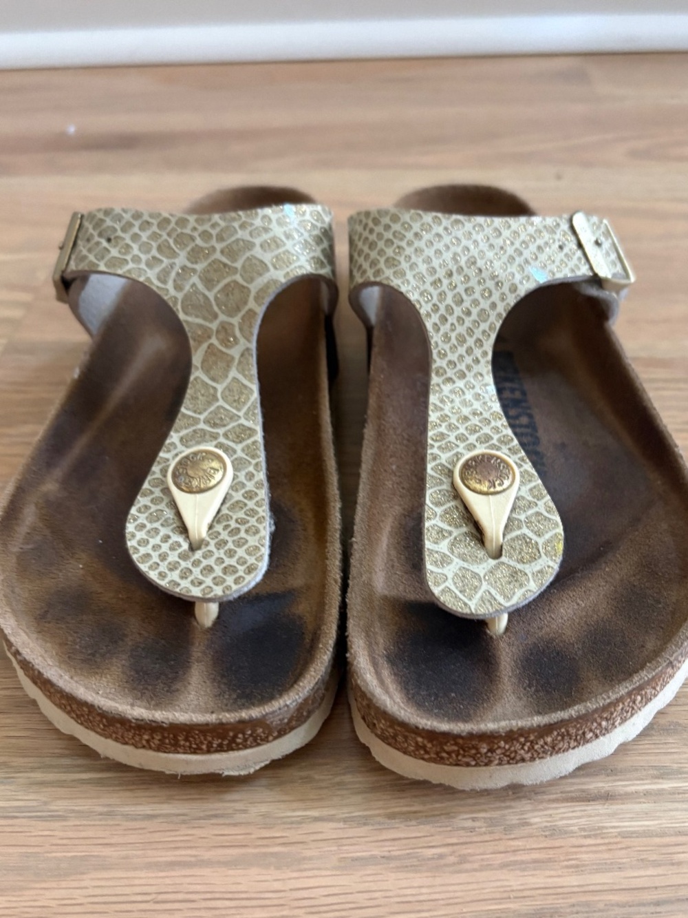 BIRKENSTOCK GIZEH- GOLD SNAKE SIZE 36= 8-8.5